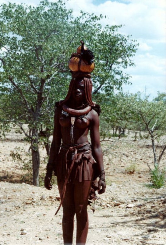Himbamädchen mit Kalbasse auf dem Kopf